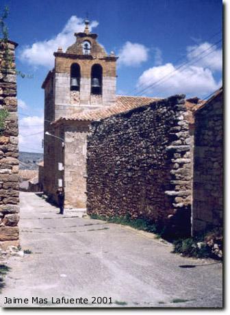 Vista de la iglesia de San Miguel en La Riba de Escalote (Soria)