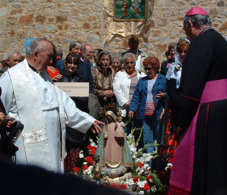 D. Jacinto presenta al Obispo de Albarracín-Teruel la imágen de Pinilla